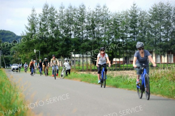 十勝の農村風景を見ながら自転車で駆ける参加者たち（１７日午前１１時半ごろ、鹿追町）