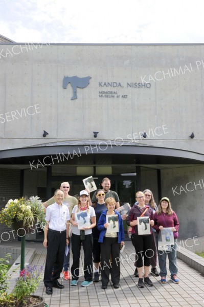 神田日勝記念美術館を訪れたツアー参加者（１７日、鹿追町）