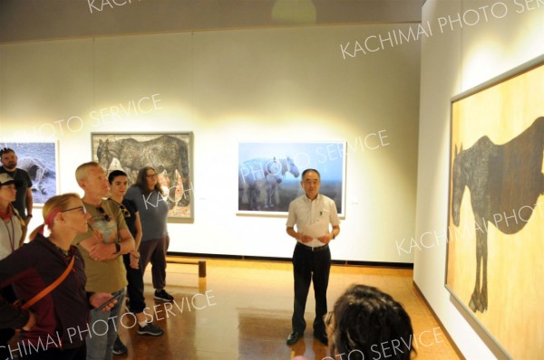 神田日勝記念美術館で作品を鑑賞するツアー参加者（１７日、鹿追町）