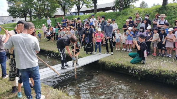 帯広啓北小学校の南側を流れる伏古別川で子どもたちがマレック漁を体験した。