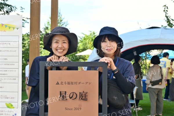 同法人の（左から）中野麻衣子園芸療法士と庄田香澄園芸療法士