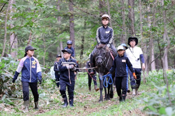 馬とトレッキング　清川小児童が授業で乗馬体験