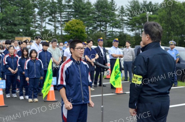 按田町長（手前右）を前に交通安全宣言を行う豊頃中生徒会長の斎藤大斗さん（手前左）
