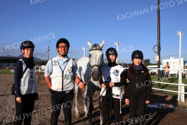 １００キロ初出場で全日本の頂点に立った木下雅貴（左から２人目）と騎乗馬ソニア、乗馬クラブクレイン学研枚方のチームクルー