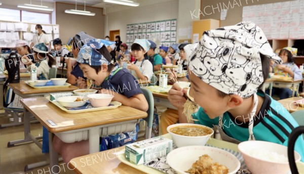 「マロニー」食べて学ぶ　地元片栗粉の加工知る　中札内の小学生