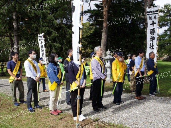 十勝神社前で「旗の波」　秋の交通安全運動　広尾