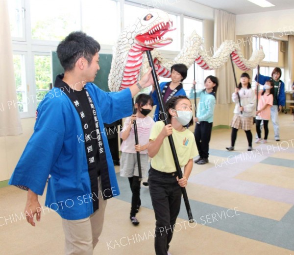 白蛇姫舞を体験する児童たち