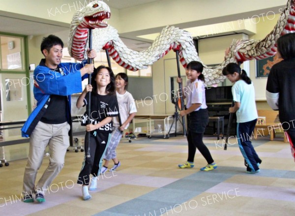 白蛇姫舞を体験する児童たち