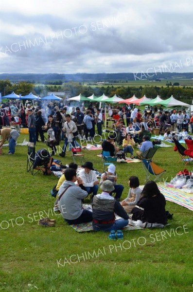 池田町内外からの来場者でにぎわった４年ぶり開催のワイン祭り（１日午前１０時半ごろ）