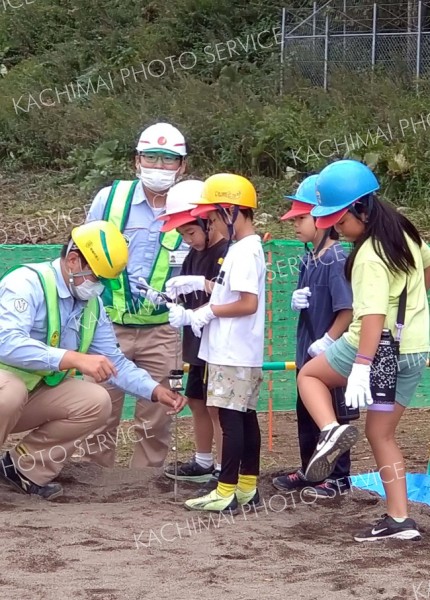 工事現場でドローンや測量器械などについて学ぶ陸別小の児童たち