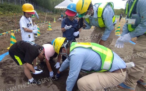 ドローンで宝探しも　陸別小児童が工事現場見学 5