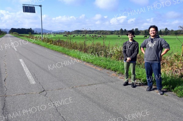 広尾町の農村風景をバックにフットパスのコースを検討している磯野さん（写真右。左は協力隊インターンの佐藤さん）