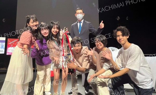 北海道地区予選で準グランプリを獲得したメンバーと出崎圭介教諭（中央後方）