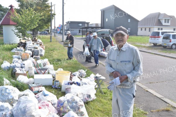 公園に集まった資源ごみを見て「これでも今回は少ない方」と話す渡邉さん