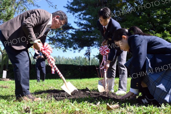 震災の記憶を後世につなげようとハスカップの苗木を植樹した生徒