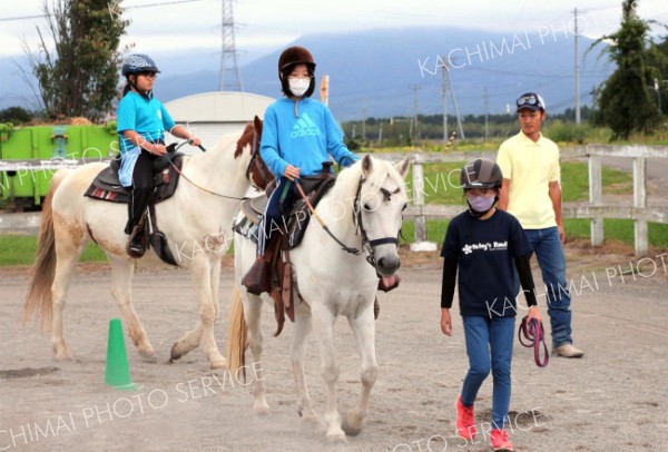 「馬の気持ち考えて」　瓜幕小児童が乗馬体験　年２回の学校クラブ活動　鹿追