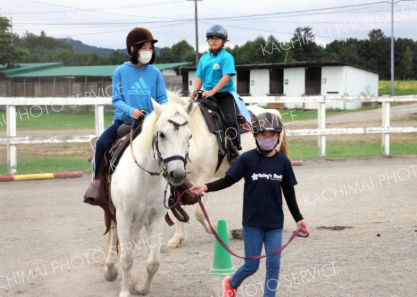「馬の気持ち考えて」　瓜幕小児童が乗馬体験　年２回の学校クラブ活動　鹿追 2