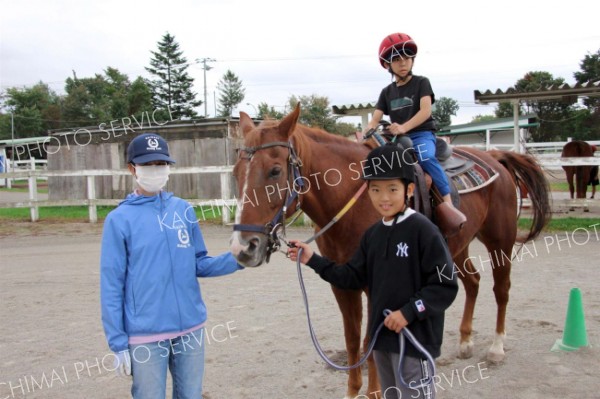 「馬の気持ち考えて」　瓜幕小児童が乗馬体験　年２回の学校クラブ活動　鹿追 3