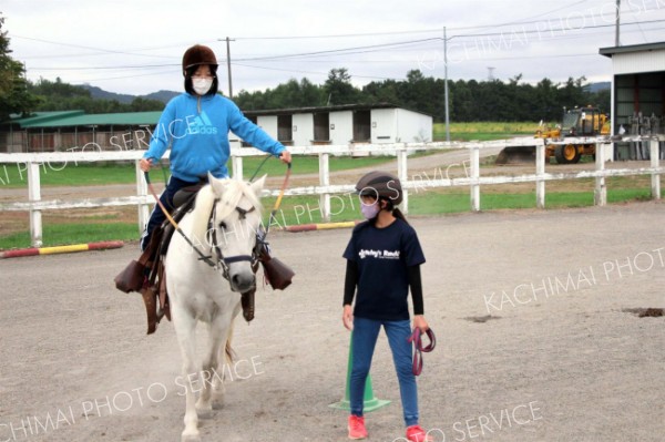 「馬の気持ち考えて」　瓜幕小児童が乗馬体験　年２回の学校クラブ活動　鹿追 5