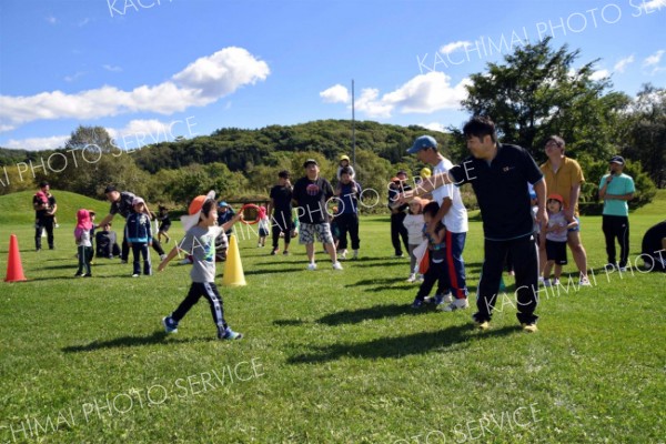 リレーや大玉転がしなどを楽しむ陸別保育所の子どもと父親ら