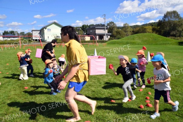 徒競走や玉入れなどを楽しむ陸別保育所の子どもと父親ら