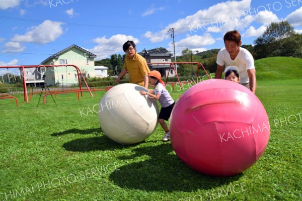 徒競走や大玉転がしなどを楽しむ陸別保育所の子どもと父親ら