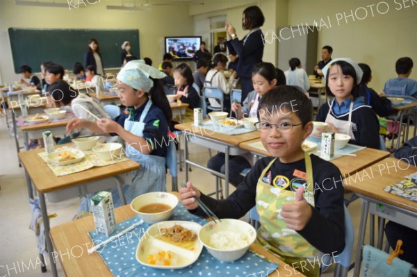 帯広市場給食「おいしい」児童完食　創立１１０年で食材２５０万円分寄贈 4