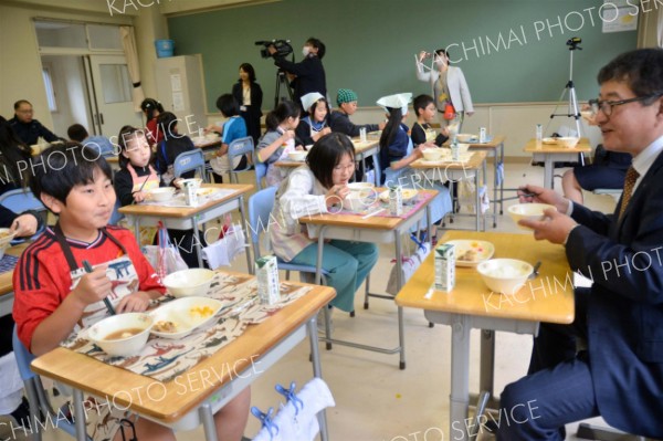 帯広市場給食「おいしい」児童完食　創立１１０年で食材２５０万円分寄贈 12