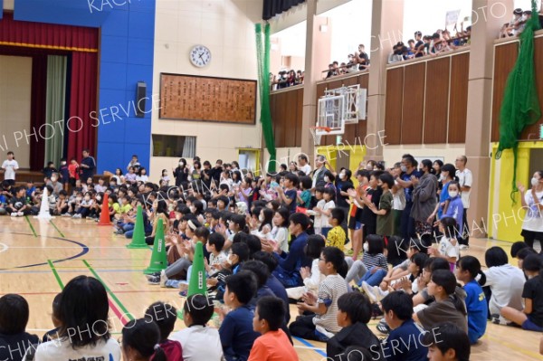 大勢の児童や教員が体育館に集まり演奏に拍手を送った