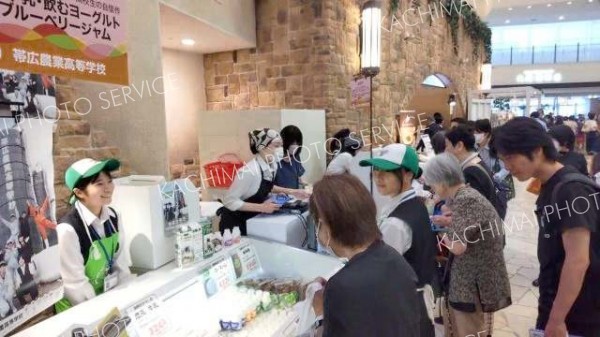 帯農高生が大阪で十勝の食ＰＲ　帯信金と帯観が支援 3