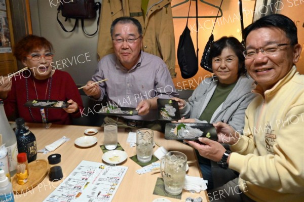 当日水揚げされた新鮮なシシャモの刺し身を味わう客