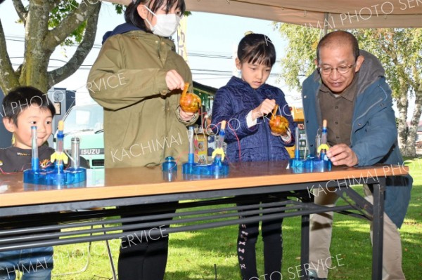 鹿追会場では、吉教授が実験を通して、水を電気分解して水素を発生させる仕組みを解説した