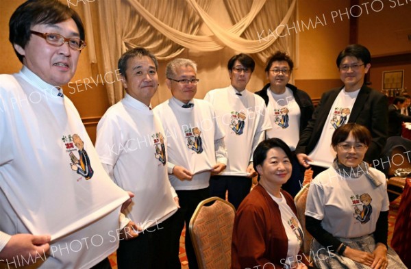 おそろいのＴシャツで祝賀会に出席した３８期生。後列右から２人目が高木さん、前列右が山川さん