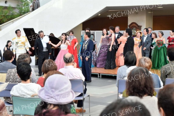 とかちプラザに喜歌劇響く　市民オペラの会がアトリウムコンサート
