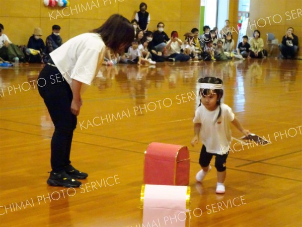 親子競技の「宝物はどこだ」