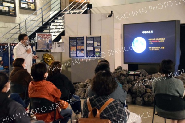 中秋の名月「きれい」　銀河の森天文台で観望会　陸別 4