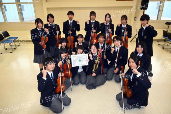 十勝合同オーケストラで中心的な役割を担う音更高校管弦楽局のメンバー（前列左から４人目が木村局長）