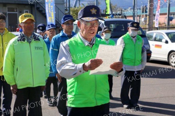 宣言文を読み上げる鹿追町セフティーラリーパトロール隊