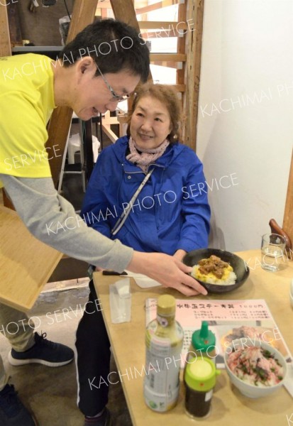 東京で牛玉ステーキ丼が味わえる　清水町グルメが商店街で人気