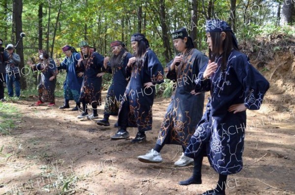 歌に合わせて踊り、披露する伝統舞踊