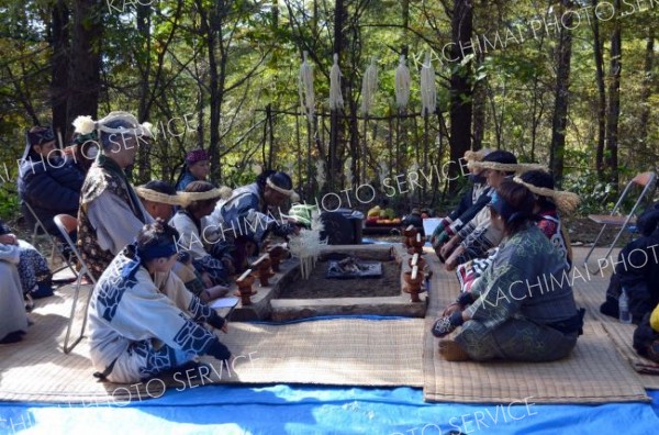 神々に祈りをささげる「カムイノミ」を行う参加者