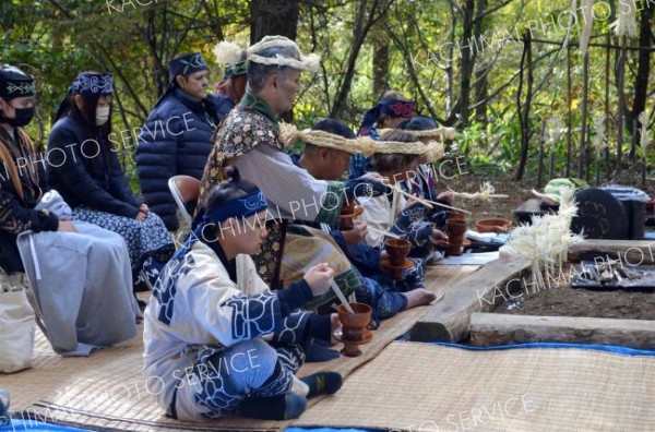 神々に祈りをささげる「カムイノミ」を行う参加者