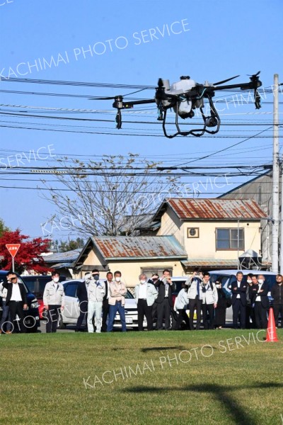 最新鋭ドローンの実演を見守る組合員ら