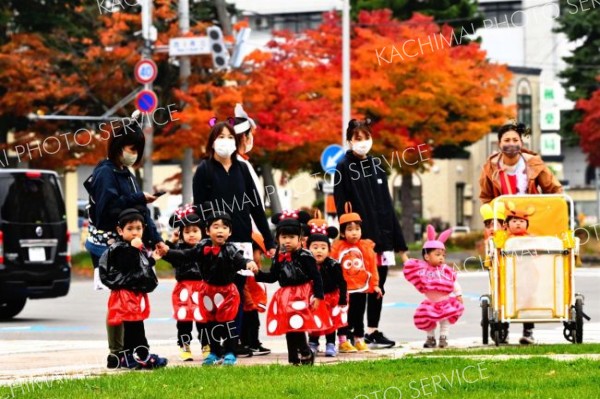 紅葉彩る街中を仮装をして歩く子どもたち（金野和彦撮影）