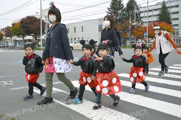 仮装をして街中を歩く園児たち（金野和彦撮影）
