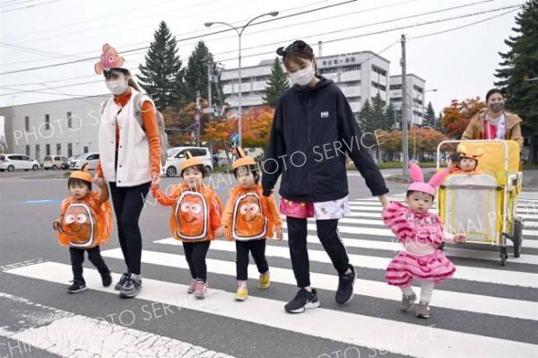 仮装をして街中を歩く園児たち（金野和彦撮影）
