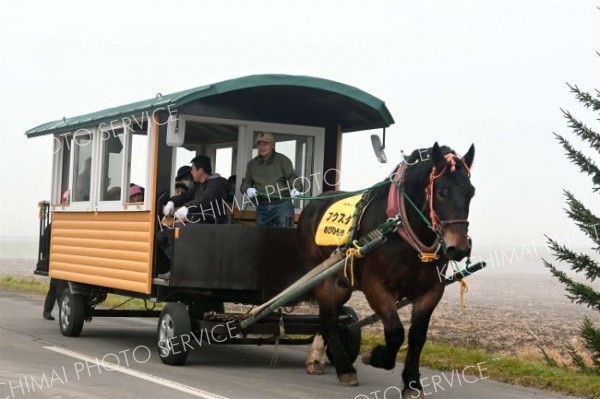 園児らを乗せ馬車を走らせる「フクスケ号」