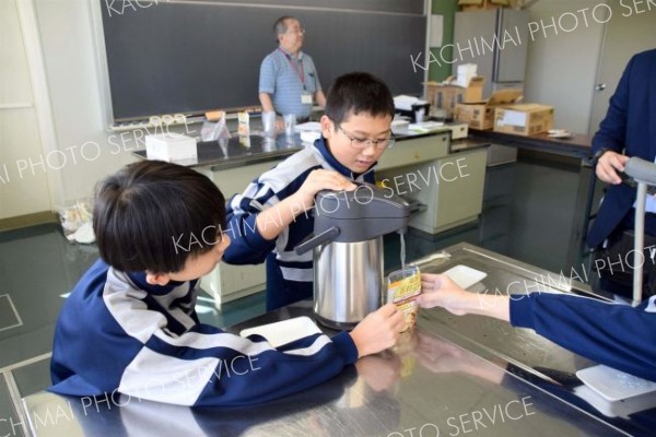 非常用のアルファ化米を作る陸別中の生徒たち