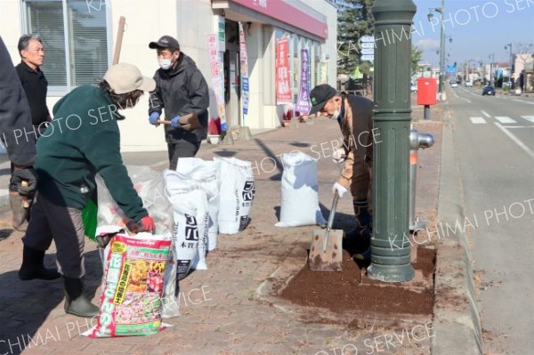 専用の土で花を元気に　森産業が花壇の土入れ替え　士幌