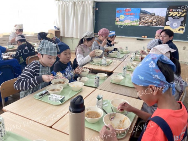 帯広地方卸売市場寄贈の食材を使った給食を楽しむ本別中央小の児童たち